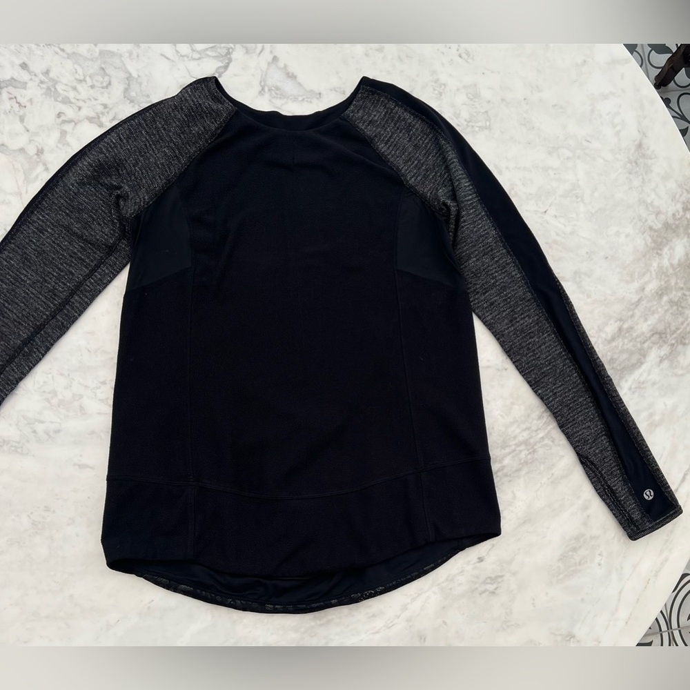 Lululemon Athletica. Sweatshirt Size 6
Color Black